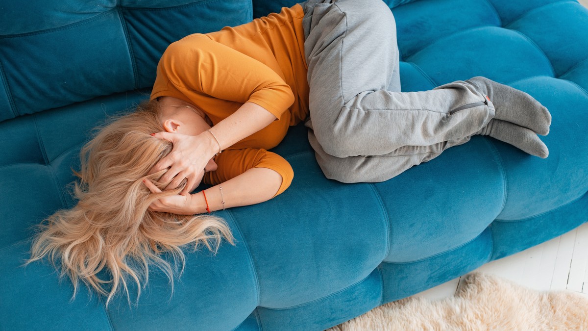 Menstrualna migrena je posebna vrsta migrene koja se javlja neposredno pre ili tokom menstruacije zbog naglog pada estrogena