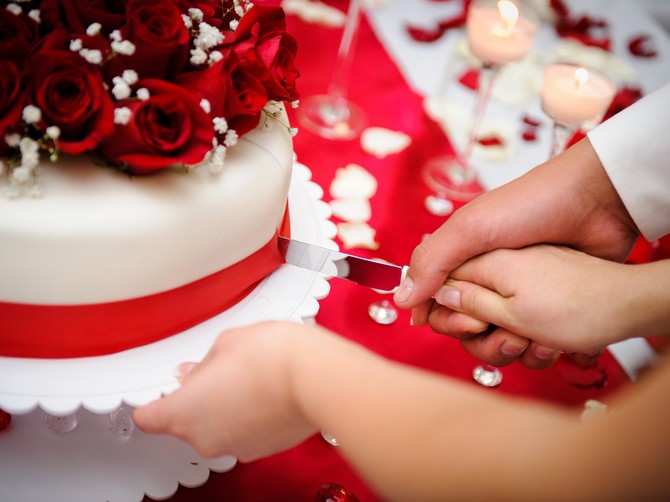 Svadbene torte u trendu: Gigantske poslastice i dekoracije sa svežim cvećem i voćem izgledaju spektakularno