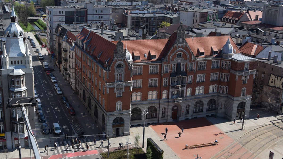 Prezydent Katowic chce dogadać się z marszałkiem woj. śląskiego w sprawie siedziby Metropolii. Krupa chce, by urząd marszałkowski przekazał na rzecz miasta budynek Muzeum Śląskiego przy katowickim rynku, który następnie przekaże na rzecz Górnośląsko-Zagłębiowskiej Metropolii. W zamian obiecuje 10 mln złotych na rewitalizację budynków należących do Muzeum w Strefie Kultury.