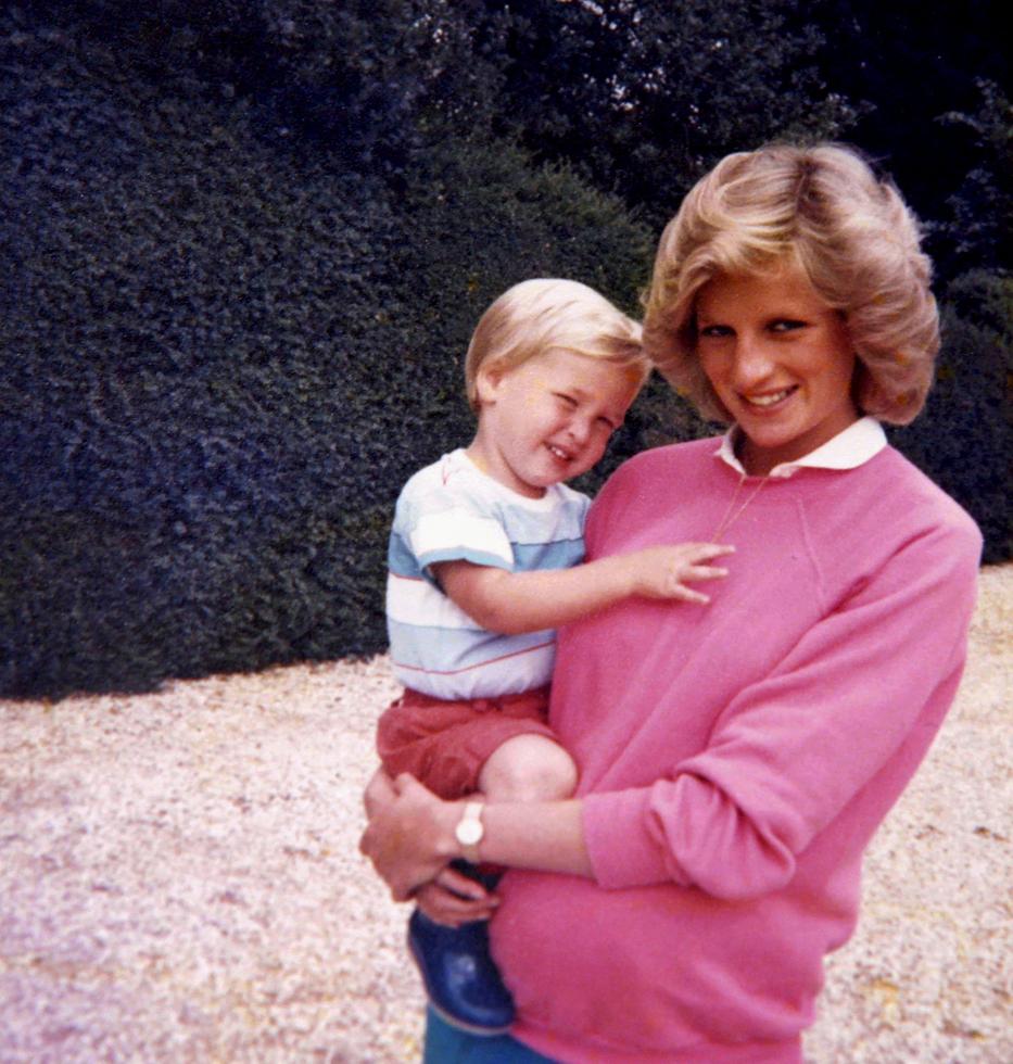 Soha nem látott családi fotók mellett mesélt a két britt herceg édesanyjukról /Fotó: AFP