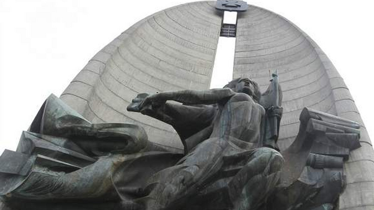 "Nowiny24": Radni lewicy chcą zwrotu pomnika walk rewolucyjnych. PiS wzywa na pomoc historyka z IPN.