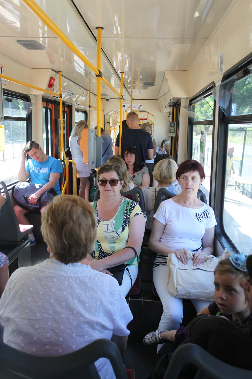 pasażerowie w tramwaju w Gdańsku