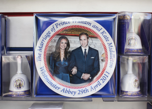 Pamiątkowy talerz przygotowany z okazji ślubu księcia Williama i Kate Middleton na wystawie w sklepie w Londynie, Wielka Brytania.