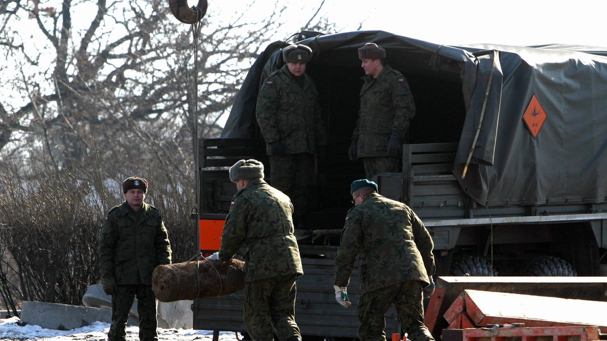 Potężną bombę lotniczą, która zalegała na terenie gdyńskiego portu, zabezpieczyli saperzy z Marynarki Wojennej. Na obiekt natrafiono podczas prac budowlanych.