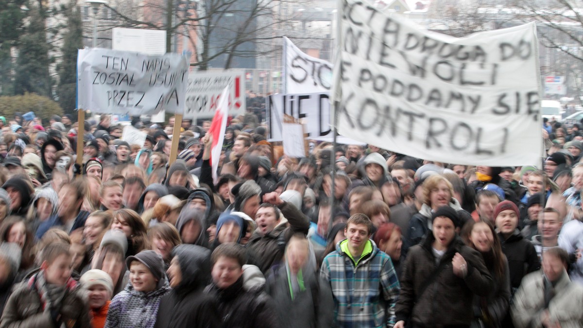 11 nieletnich jest wśród 28 osób zatrzymanych w środę wieczorem w Kielcach po chuligańskich wybrykach, do których doszło po manifestacji przeciwko ACTA. Jeden policjant został ranny, uszkodzonych zostało siedem pojazdów - podała w czwartek świętokrzyska policja.