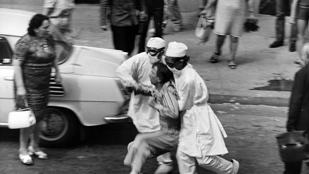W 1963 r. Wrocław nawiedziła epidemia czarnej ospy. Zachorowało 99 osób, 7 z nich zmarło. Miasto było odcięte od reszty kraju. Wspomnienia tamtych wydarzeń przywołuje film "Zaraza" w reżyserii Romana Załuskiego. Mija 48 lat od premiery tego dramatu psychologicznego.