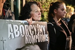 "Tu jest osoba, która mści się na kobietach". Czarny Protest przed domem Jarosława Kaczyńskiego