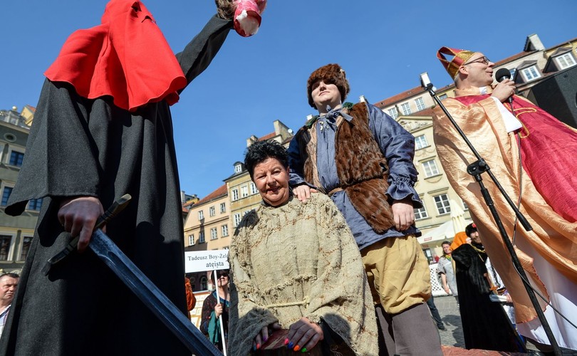 Na rynku Starego Miasta odczytano zarzuty wobec negującego istnienie Boga Łyszczyńskiego, postanowienie o podziale dóbr po straconym między denuncjatora i Skarb Państwa, po czym kat symbolicznie wyrwał skazańcowi język, uciął dłoń, a potem głowę. Marsz był częścią Dni Ateizmu, w ramach których do niedzieli odbywają się m.in. spotkania i debaty.