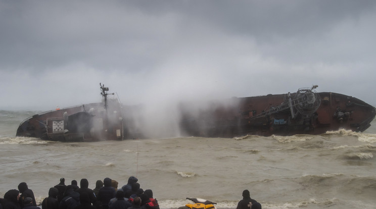 Hajóbaleset Ukrajnában / Fotó  MTI/EPA/Szerhij Gumenjuk