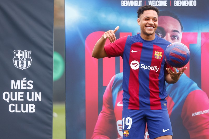 Vitor Roque oficjalnie zaprezentowany przez Barcelonę