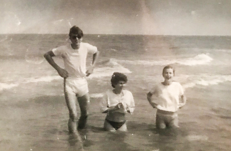 Moja mama wraz ze znajomymi na plaży w Łebie