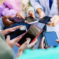 Teljesen betiltja a mobiltelefonok használatát az iskolákban a francia kormány