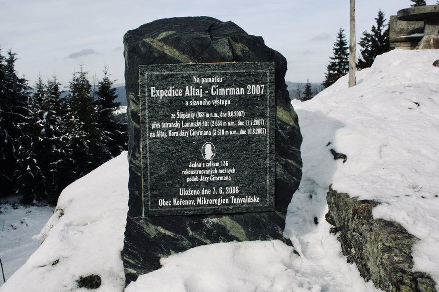 Tablica upamiętniająca Ekspedycję Ałtaj-Cimrman 2007 na górze Hvězda (959 m n.p.m.) na skraju czeskich Karkonoszy i Gór Izerskich.
