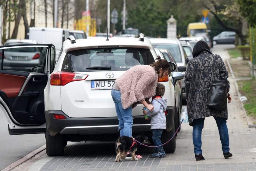 Olga Bołądź na spacerze z synkiem, mamą i psem