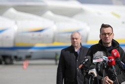 Mateusz Morawiecki i Jacek Sasin przy An-225