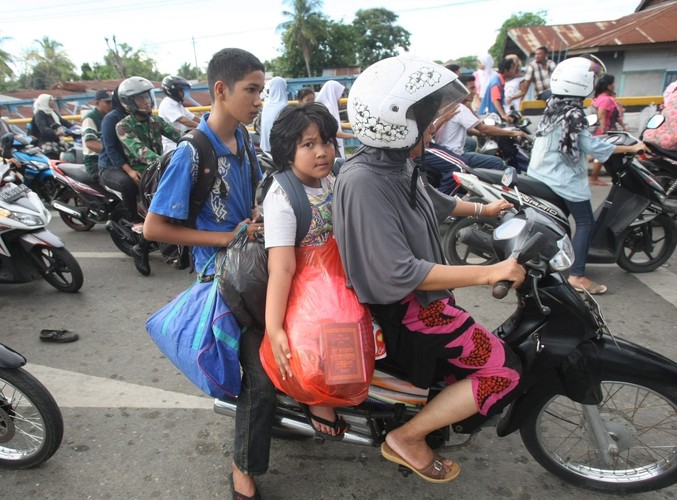 Ucieczka przed tsunami w Indonezji