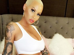 Amber Rose platinaszőkére festette 4 éves fia haját! Durván beszóltak neki!