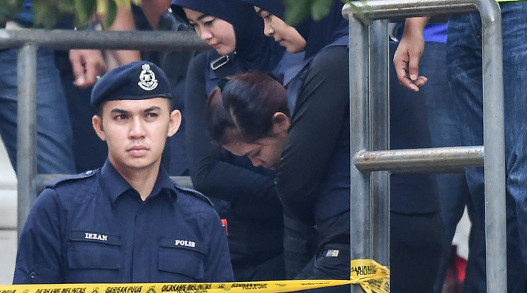 Kim Dzsong Nam megölésével vádolt indonézt nőt viszik a bírósági meghallgatására / Fotó: AFP