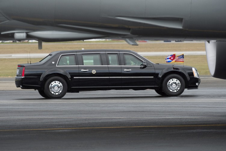 Limuzyna prezydenta wyjeżdża z lotniska