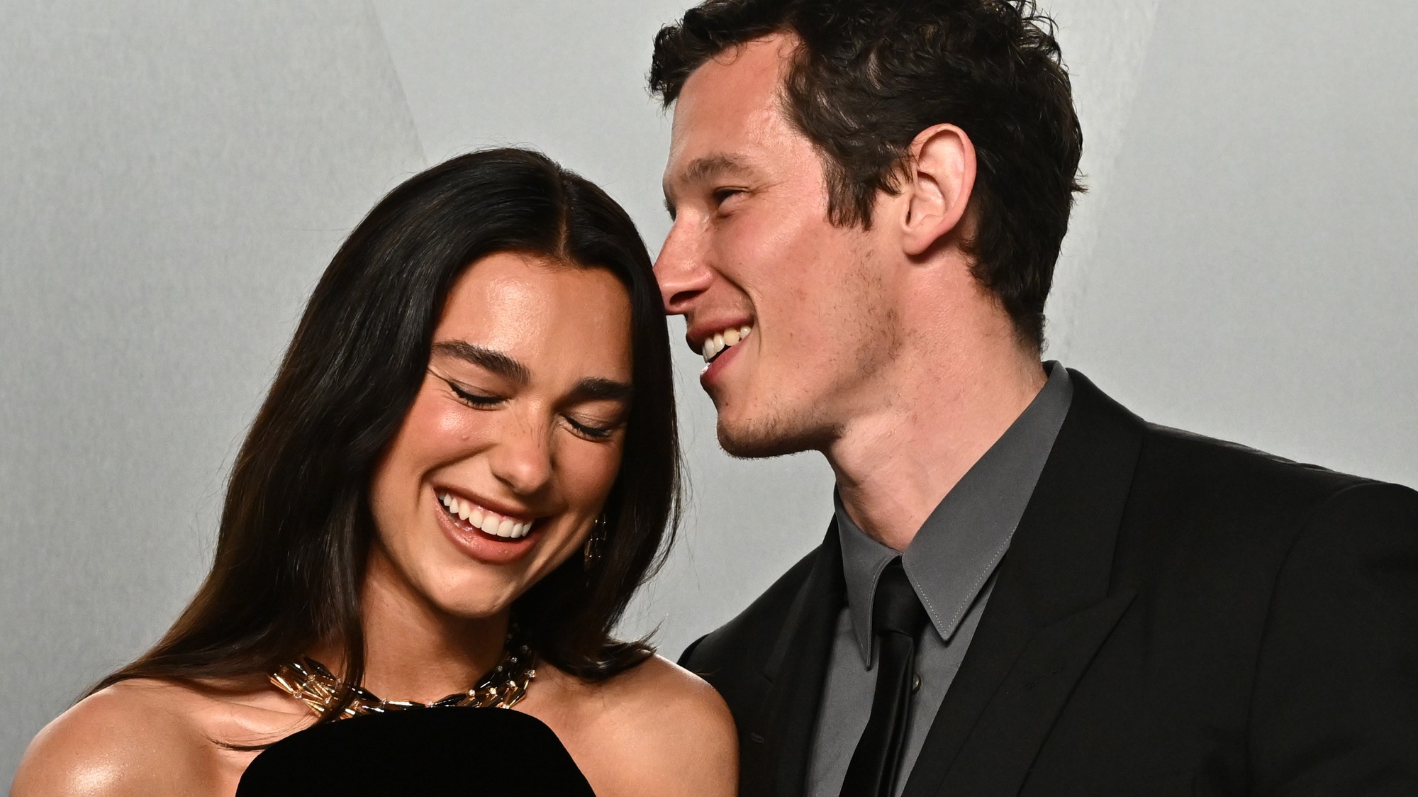 Dua Lipa a Callum Turner.