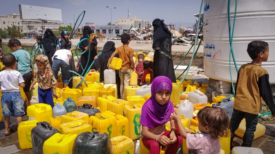 Taiz w Jemenie w 2018 roku. Saudowie na cel wzięli m. in. infrastrukturę wodną, co odcięło setki tysięcy ludzi od dostępu do bieżącej wody. Fot. anasalhajj