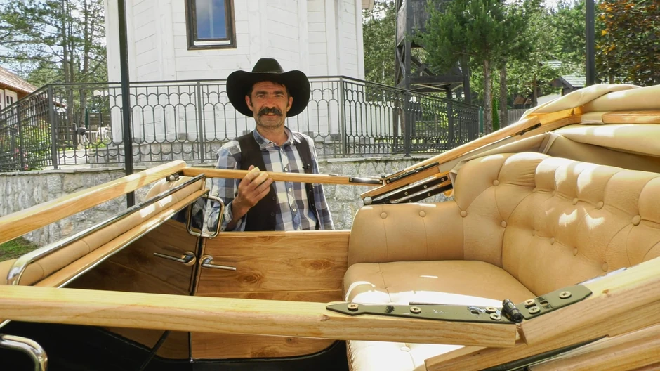 Radoslav Matović sa replikom prvog automobila koji je uvezen u Srbiju