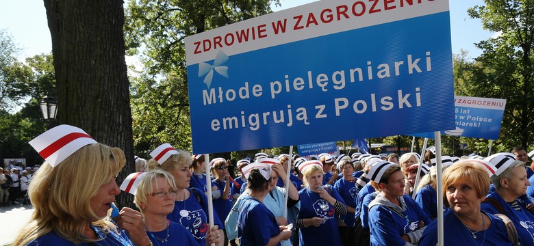 Protest pielęgniarek i położnych w Warszawie. Domagają się podwyżek