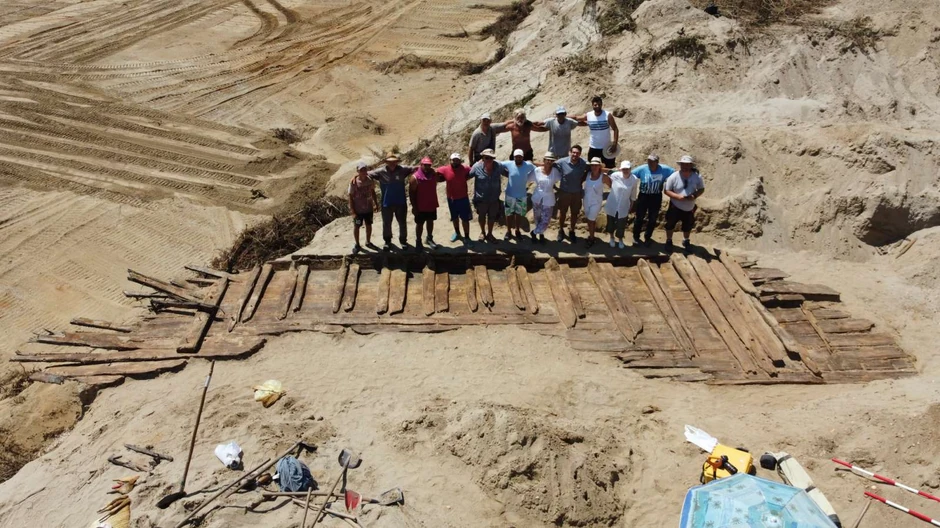 Arheolozi i radnici na Viminacijumu nakon iskopanih ostataka broda