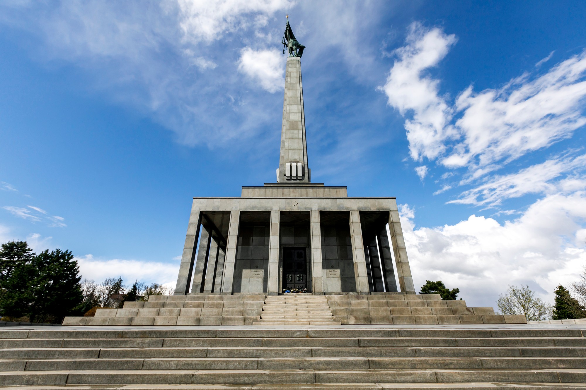 Prezident navštívil pamätník Slavín pri príležitosti 80. výročia oslobodenia Bratislavy. 