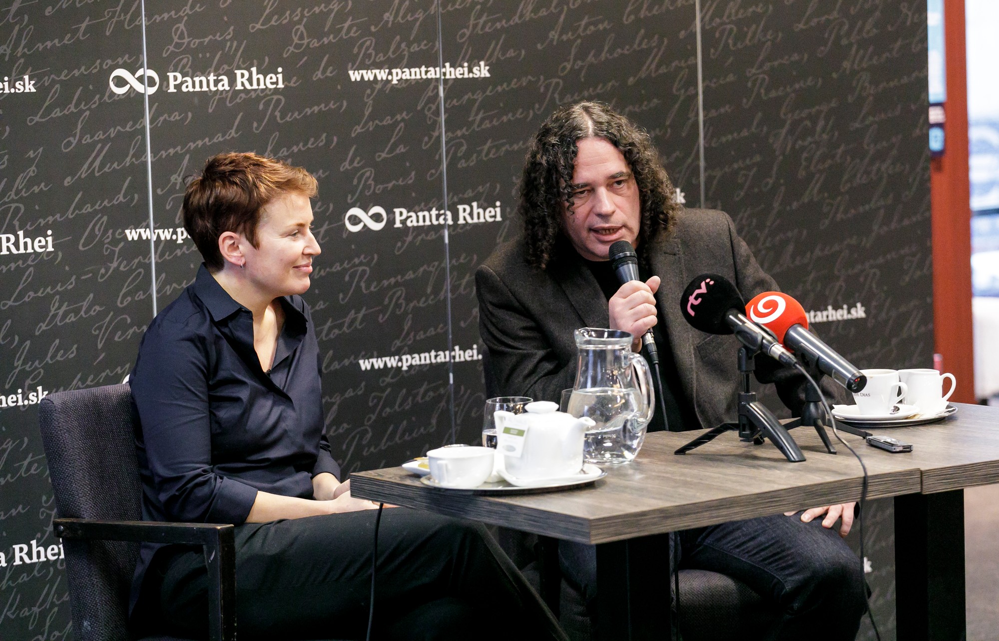 Zľava zakladajúci členovia Investigatívneho centra Jána Kuciaka (ICJK) Pavla Holcová a Arpád Soltész.