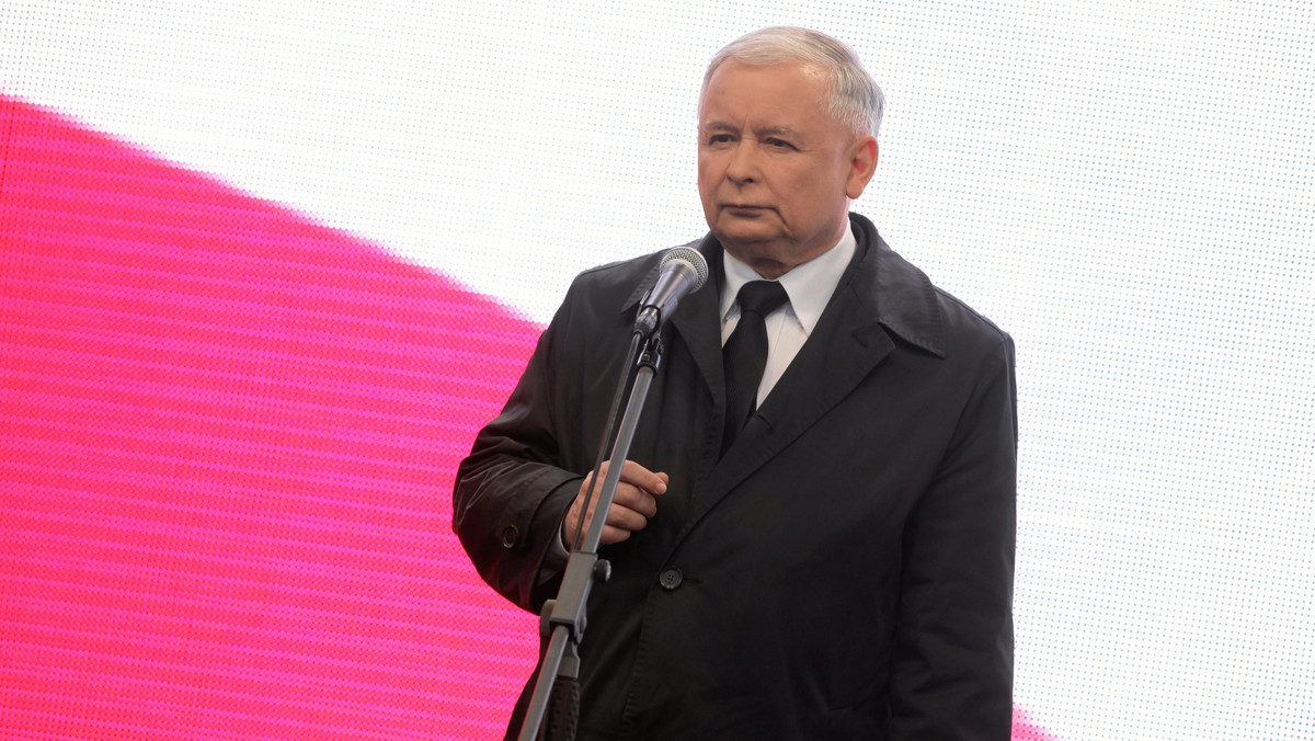 Jarosław Kaczyński zarzucił Donaldowi Tuskowi, że nie zajmuje się sprawami polskiej wsi. - Różne kraje dogadują się za naszymi plecami. Wzywam Tuska, by się opamiętał - podkreślił prezes PiS i dodał, że dzisiaj w Kancelarii Prezesa Rady Ministrów złożony został jego list do premiera w tej sprawie.