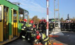 Strażacy wyciągali poszkodowanego spod tramwaju