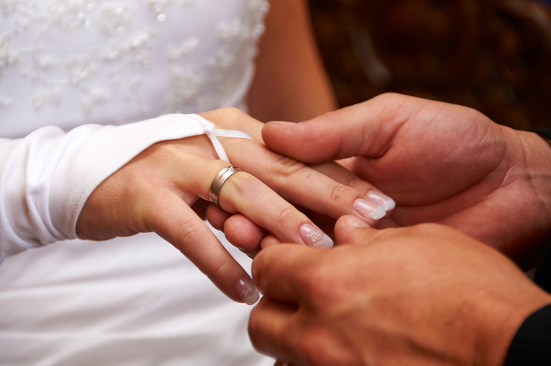 Pięć różnic między ślubem kościelnym a plenerowym