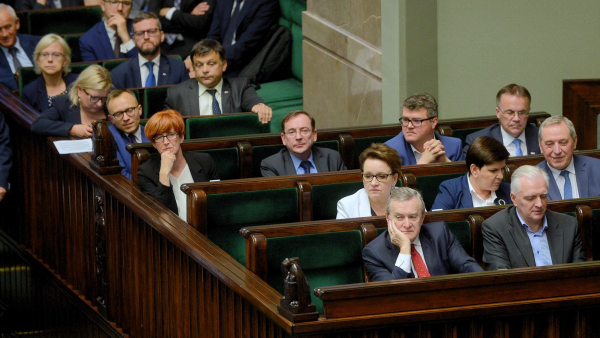 Za udzieleniem rządowi absolutorium i przyjęciem sprawozdania z wykonania budżetu za zeszły rok głosowało 232 posłów, przeciw było 193, a 4 wstrzymało się od głosu.