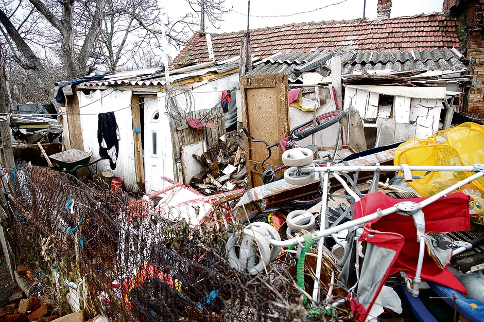 Kada pada kiša prokišnjava mi pored glave, na krevet, ali se tada okrenem na drugu stranu, priča Saša, učenik šestog razreda