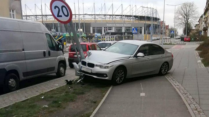 Pijany policjant rozbił nieoznakowane BMW