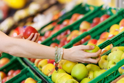 Polacy chcą zakazać dotykania owoców i warzyw w sklepach