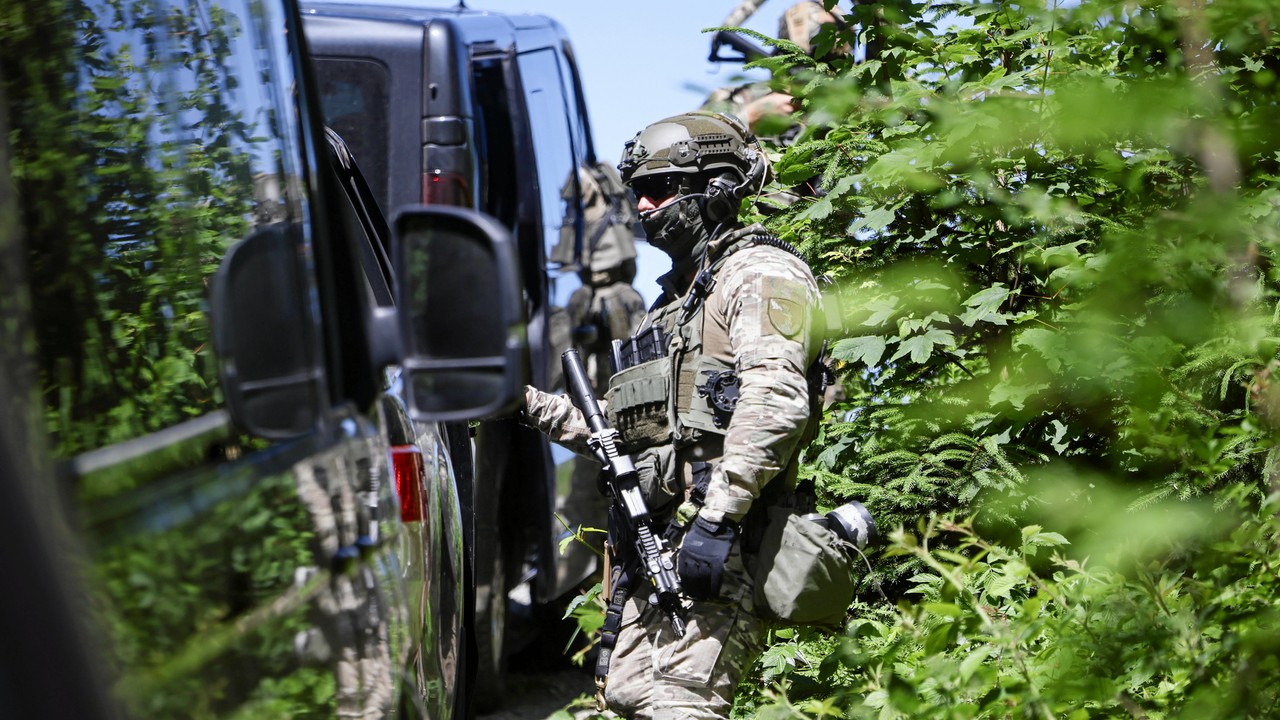 Trwa obława w Starej Wsi. Były szef antyterrorystów mówi o możliwych scenariuszach