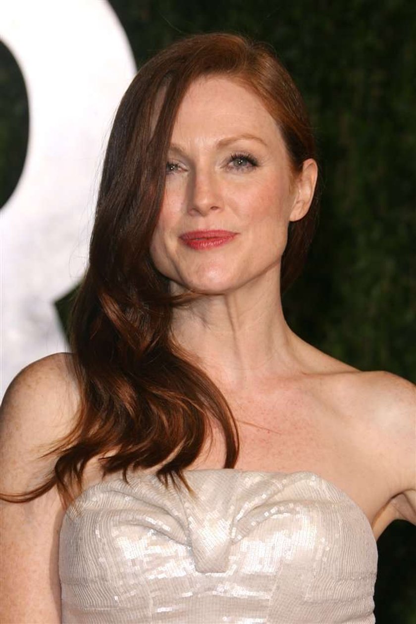 Julianne Moore nie rozbierze się w Wenecji. Reklama z Julianne Moore wzbudziła oburzenie