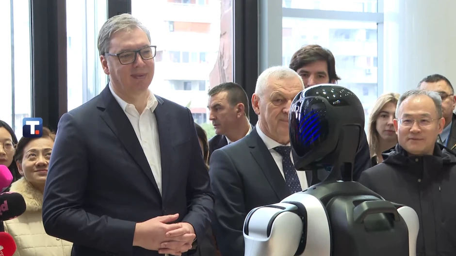 Aleksandar Vučić na prezentaciji robota kompanije AGIBOT