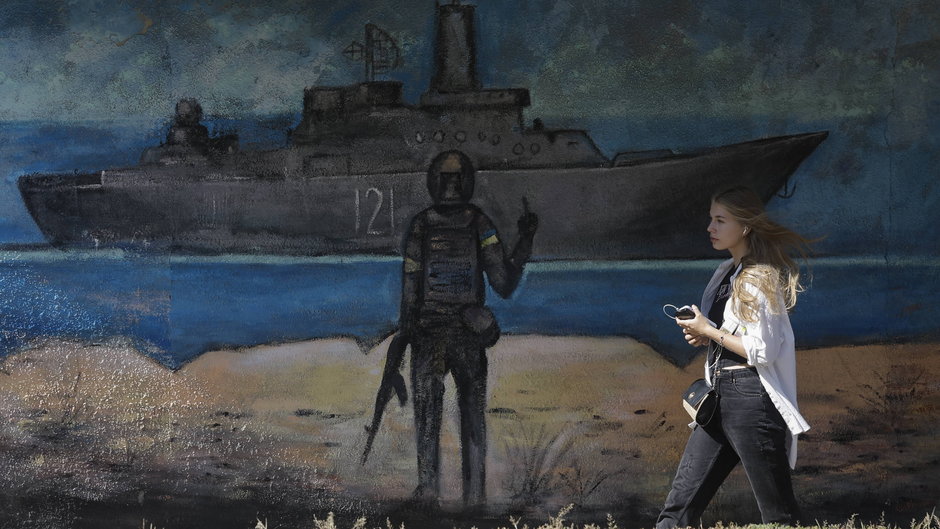 Kijowski mural przedstawiający ukraińskiego żołnierza gestykulującego w kierunku rosyjskiego okrętu wojennego, Ilustracja pojawiła się po raz pierwszy w kwietniu 2022 r. na znaczkach pocztowych