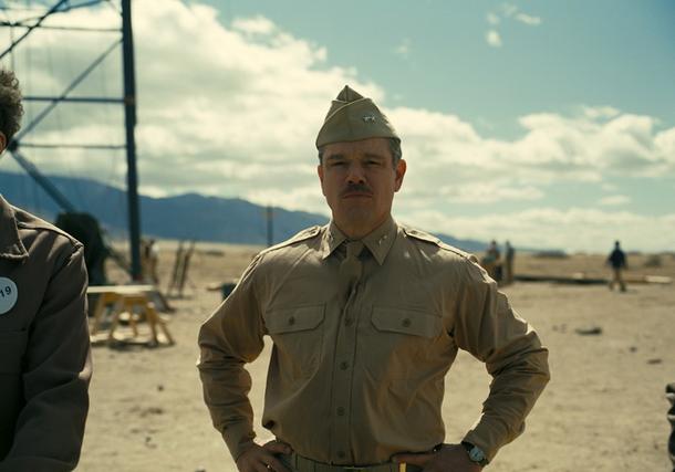 Matt Damon jako Leslie Groves w flmie Oppenheimer.