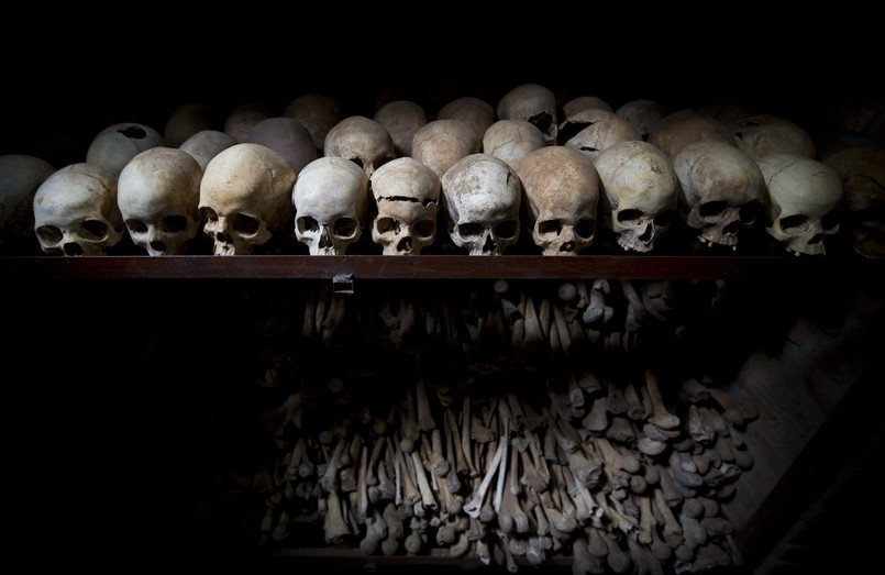 Czaszki i kości ofiar masakry w kościele w Nyamata. Zamordowano tam około 10 tysięcy Tutsi. Kościół został zamieniony w jedno wielkie mauzoleum poświęcone pamięci zabitych przez Hutu
