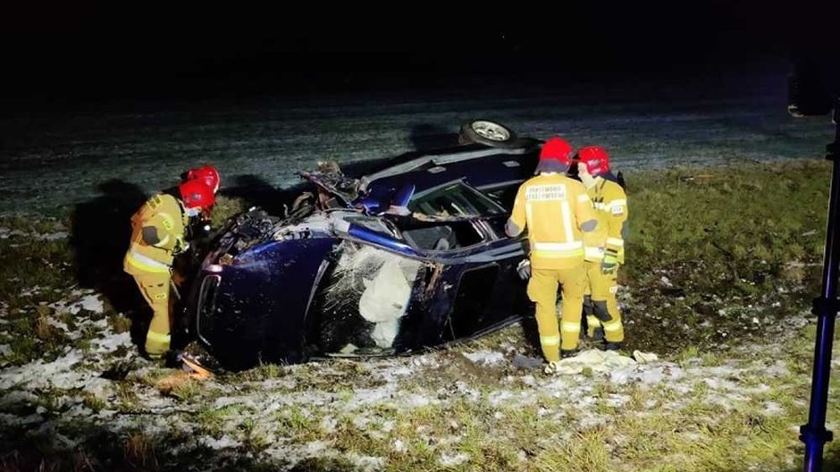 Samochód, który wypadł z drogi niedaleko Środy Wielkopolskiej Fot. KPP Środa Wielkopolska/Michał Czubak