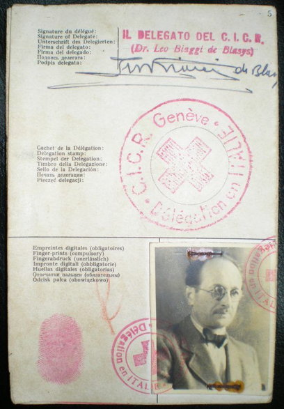Do Argentyny zbiegł między innymi Adolf Eichmann. Na zdjęciu dokumenty wystawione zbrodniarzowi przez Czerwony Krzyż.