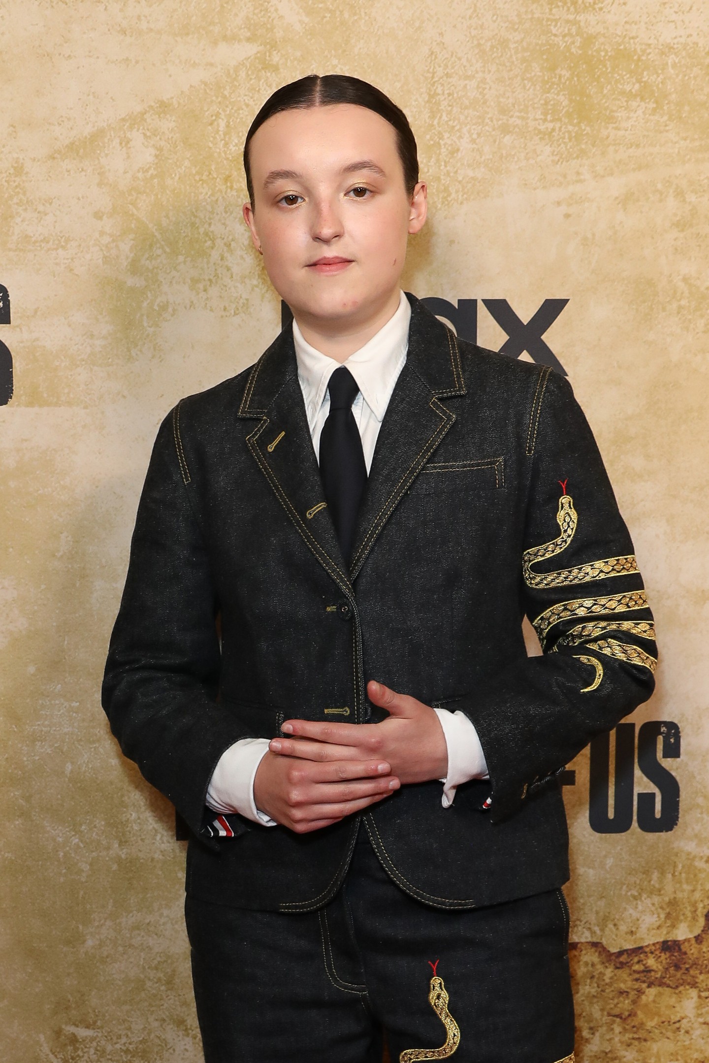 A The Last of Us-nak köszönhetően Bella Ramsey ma már A-listás hírességnek számít, aki rengeteg szakmai dicséretet söpört be a sorozatban nyújtott alakításáért. Bár Bella és Jenna karaktere a való életben merőben eltér egymástól, a komor, gúnyos, megvető arckifejezések valószínűleg a színésznő számára sem jelentettek volna kihívást.