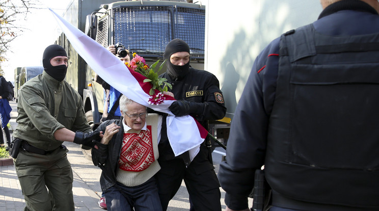 Nina Baginszkaja 73 éves ellenzéki aktivistát feltartóztatják rohamrendőrök az elnökválasztás eredménye ellen tiltakozó tüntetésen Minszkben 2020. szeptember 19-én. / Fotó: MTI/AP/TUT.by