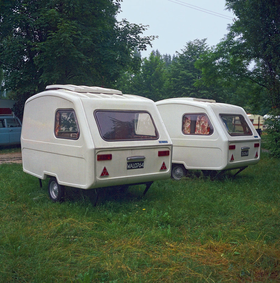 Kompaktowa przyczepa Niewiadów N-126, z 1973 r. projektu Zygadlewicza, wciąż jest produkowana.