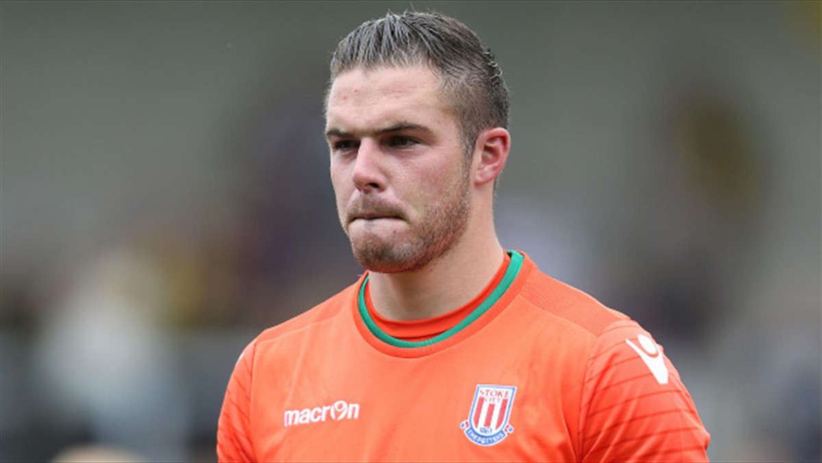 Menedżer Stoke City Mark Hughes poinformował, że kontuzjowany od siedmiu miesięcy bramkarz Jack Butland wznowił treningi z zespołem Garncarzy.