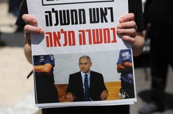 Proces Netanjahu odłożony. Prokuratura oskarża premiera Izraela o korupcję